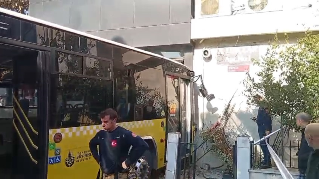 İETT otobüsü börekçiye daldı! Yaralılar var