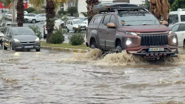 İlçeyi bir anda sel aldı! Yollar göle döndü, hayat durdu