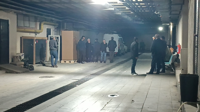 Babasını pompalı tüfekle katletti, kendini cesetle eve kilitledi