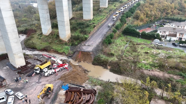 İstanbul sağanak yağışa teslim! Sarıyer'de yol çöktü, iki araç dereye düştü
