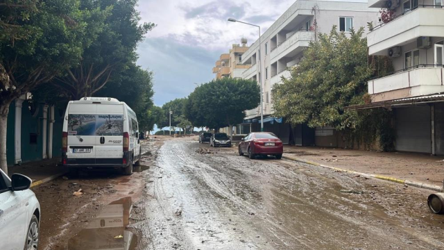 15 dakikalık yağmur ilçeyi savaş alanına çevirdi