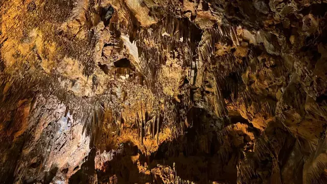Bu mağarada 15 gün boyunca yarım saat kalan ölüm hariç her derdine şifa buluyor