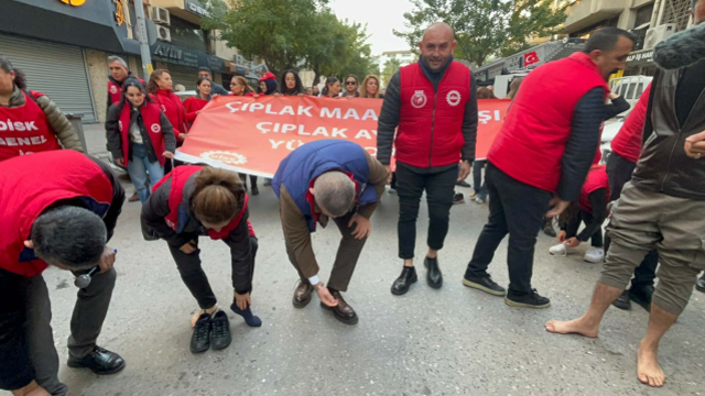 Sokağa çıkan herkes çıplak ayaklı eylemci gördü