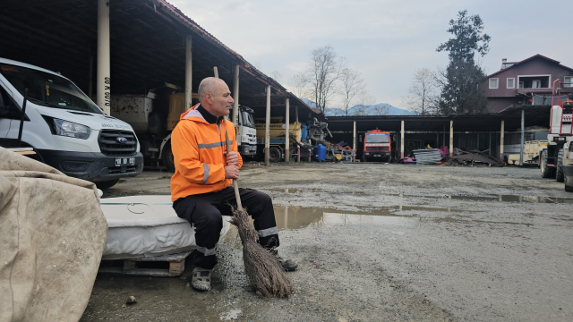 Temizlik görevlisi müzik sesine dayanamıyor: Kendimden geçiyorum