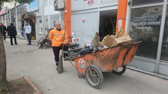 Temizlik görevlisi müzik sesine dayanamıyor: Kendimden geçiyorum