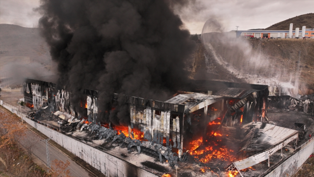 Alev alev yanan fabrika küle döndü! Biri bitmeden diğeri başladı