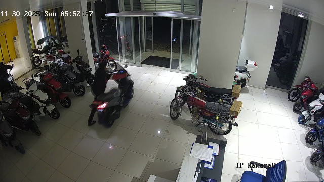 Bu çocuklar 14-15 yaşlarında! Beğendikleri motosikletleri saniyeler içinde çaldılar