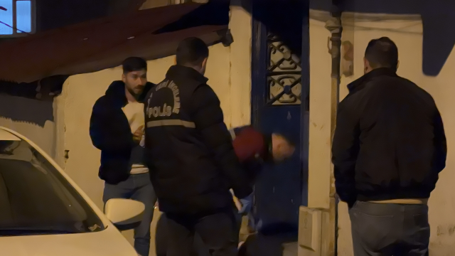 Eve silah zoruyla girip anne ve küçük kızını darbedip ağızlarını bantladılar