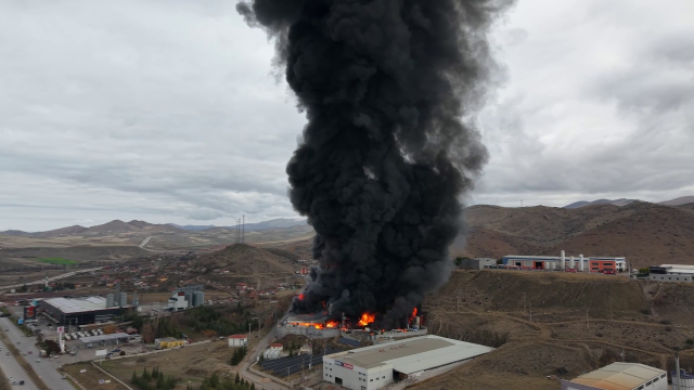 Kimya fabrikasında yangın! Patlama sesleri duyuluyor, dumanlar şehri kapladı