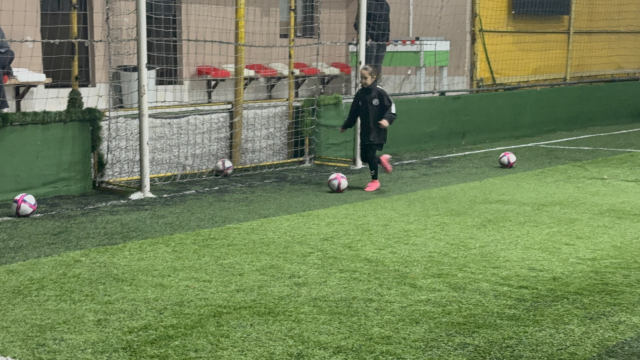 Attığı gollerle büyüleyen 9 yaşındaki Defne'nin büyük hayali Galatasaray'da oynamak