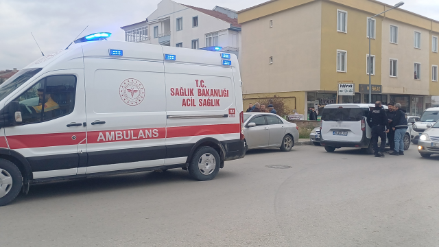 Arkadaşıyla şakalaşırken bıçağın üzerine düşen genç yaralandı