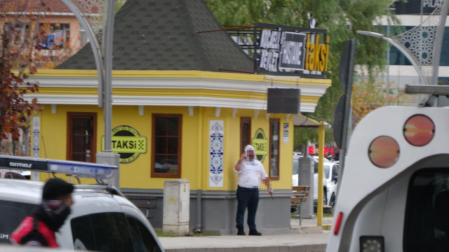 Taksi durağında kendisini tabanca ve bıçakla yaraladı