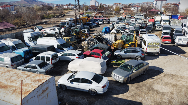 Elazığ'da yediemin otoparkında yosun tutan araçlar: 500 milyon TL'lik servet çürüyor