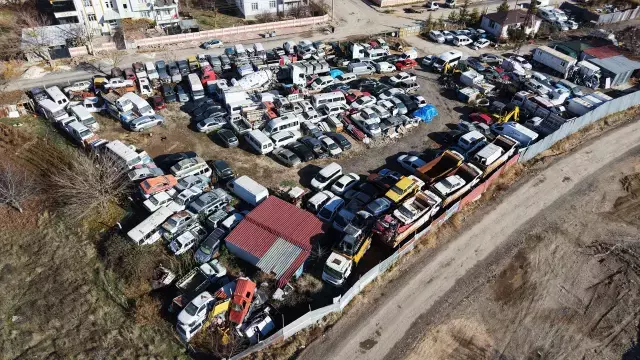 Elazığ'da yediemin otoparkında yosun tutan araçlar: 500 milyon TL'lik servet çürüyor