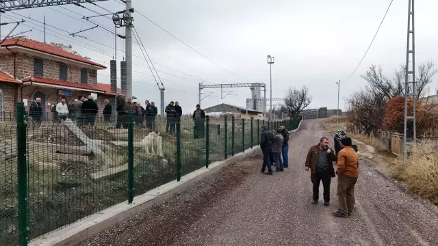 Kemal Sunal'ın filmi gerçek oldu! Gece yarısı çekilen tel örgüye mahalleli isyan etti