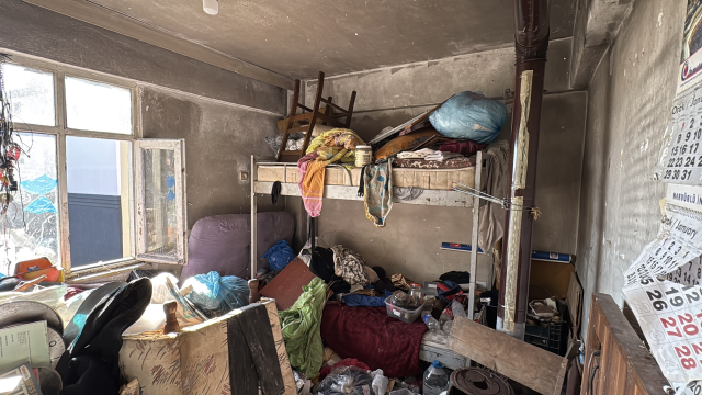 Mahalleli kokudan isyan etti, evden kamyon kamyon çöp çıkarıldı