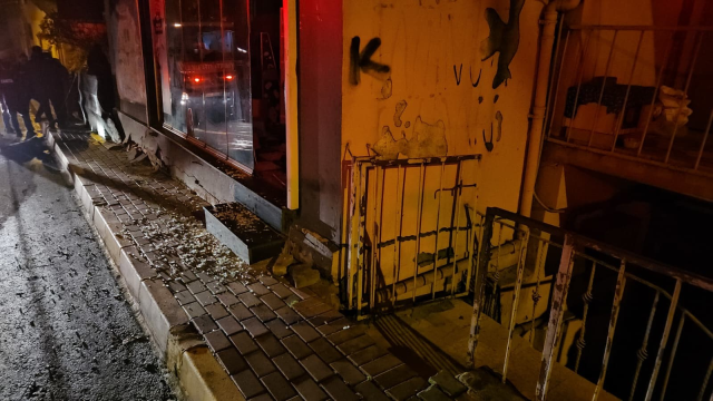 Sarıyer'de üst katı kayan bina gecekonduya yaslandı: Facianın eşiğinden dönüldü