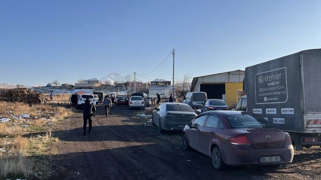 Silahlı kavgada baba öldü, oğlu ve yeğeni yaralandı / Haber eklendi