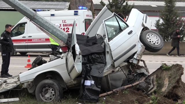 Araç direğe ok gibi saplandı! Genç avukat duruşma yolunda feci şekilde can verdi