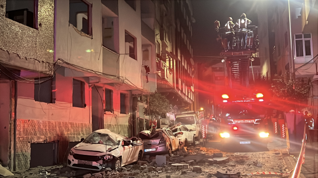 4 katlı binanın &ccedil;atısından kopan par&ccedil;alar park halindeki ara&ccedil;ların &uuml;zerine d&uuml;şt&uuml;