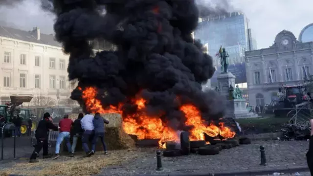 Ortalığı yakıp yıkan çiftçiler Avrupalı liderlere geri adım attırdı