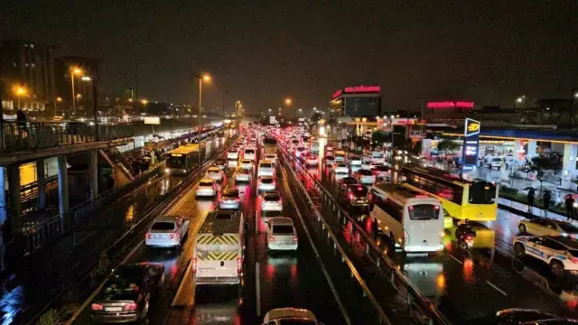 İstanbul'da yağışın da etkisiyle trafik durma noktasına geldi