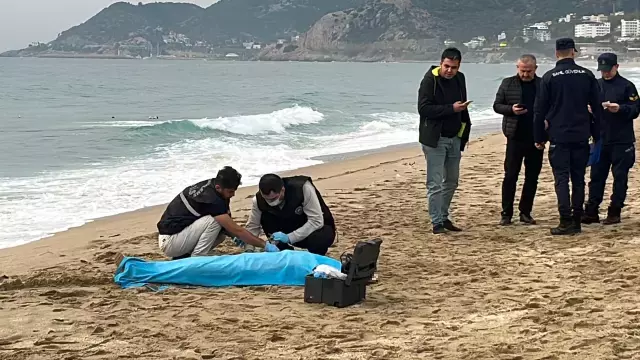 Alanya'da sahilde bir kadın ölü bulundu