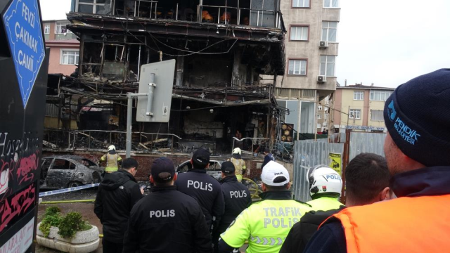 Araçtaki yangın önünde park ettiği kafeyi küle çevirdi: Yarın açılışını yapacaktık