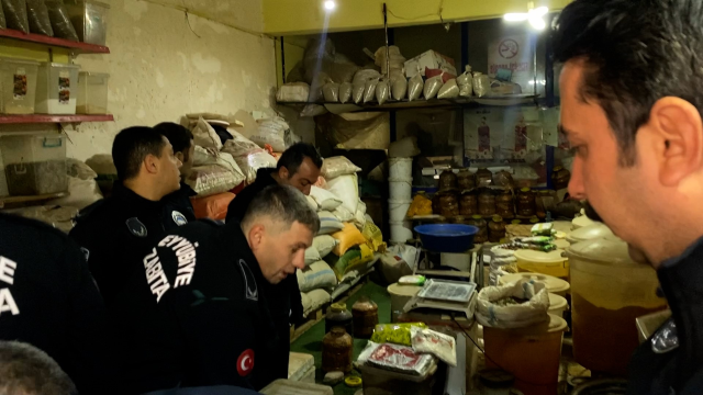 Şanlıurfa'da bakkalda yapılan denetimlerde şoke eden görüntüler