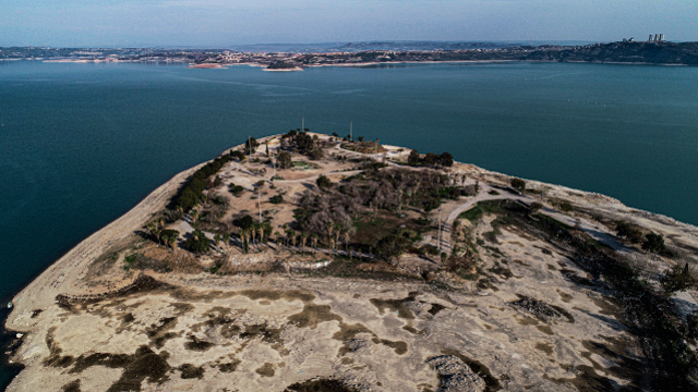 Adana'daki 'Amerikan Adası'ndaki Kaçak Yapılar Yıkıldı