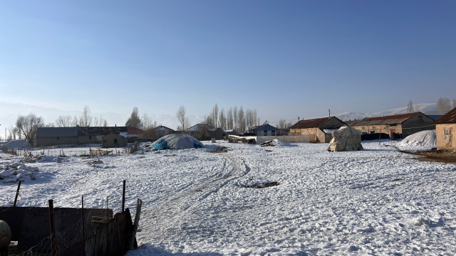 Kentin bir yanında dondurucu soğuk diğer yanında güneşli bahar havası hakim