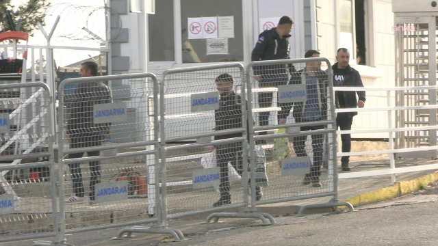 Tahliyeler başladı, hükümlü yakınları sabırsızlıkla kapılarda bekliyor: Oğlum 7 senedir içerideydi, devlet bu gençlere iş bulsun