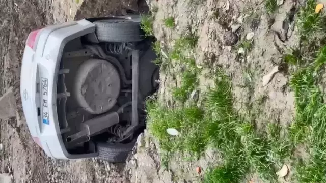 Park halindeki aracı çukur yuttu! Sahibinin sözleri şaşırttı: Sevindim, gömün gitsin