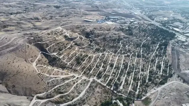 Mezarlar artık bir tık uzakta: İsteyen fotoğrafını görecek, isteyen dua okutacak