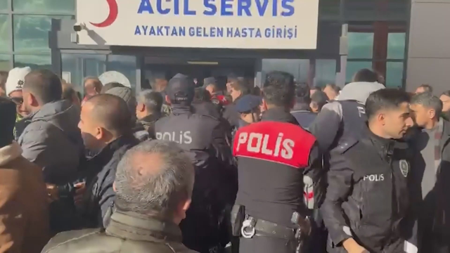 Yakalanan DEAŞ'lılara hastanede öfke seli! Polis kalabalığı güçlükle sakinleştirdi