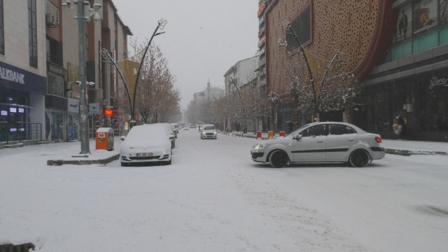 Kar etkisini artırdı, yılın son gününde o şehirlerde okullar tatil