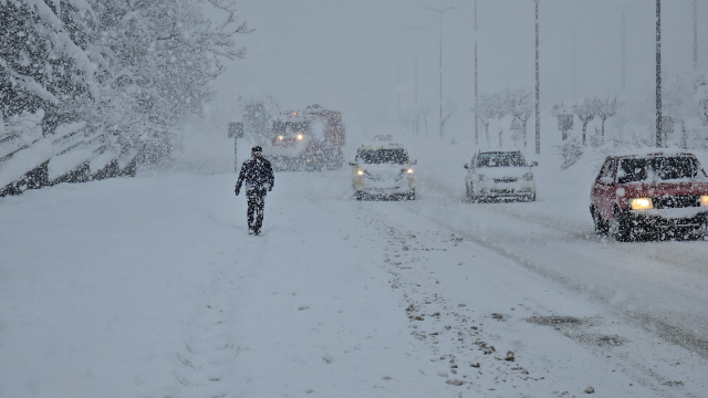 Kar etkisini artırdı, yılın son gününde o şehirlerde okullar tatil
