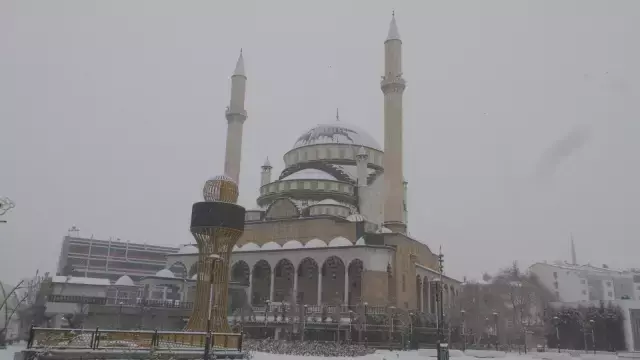 Kar etkisini artırdı, yılın son gününde o şehirlerde okullar tatil