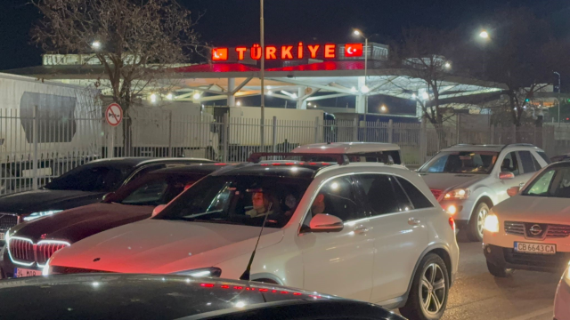 Yılbaşı alışverişini Edirne'de yapan Bulgaristan vatandaşları, dönüşte sınır kapılarında yoğunluk oluşturdu