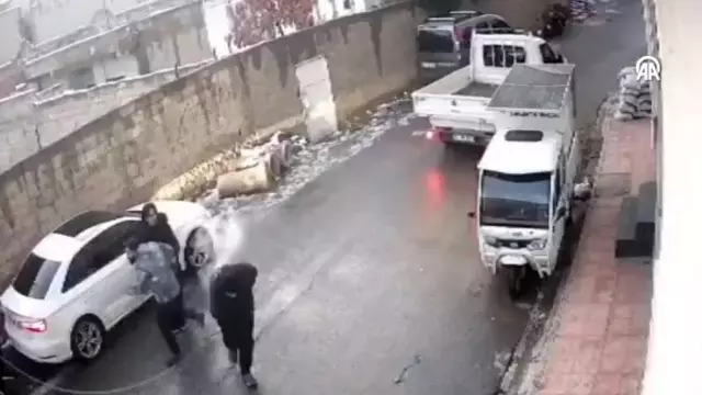 Elektrik teli üstüne düştü! Bir anda dumanlar çıktı