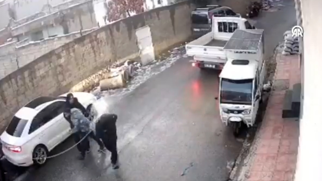 Elektrik teli üstüne düştü! Bir anda dumanlar çıktı