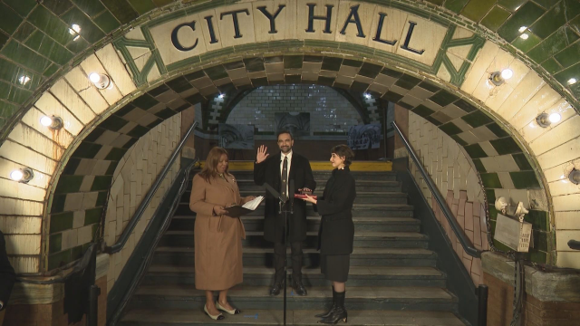 ABD'de tarihi yemin! Mamdani Kur'an-ı Kerim'e el basarak göreve başladı