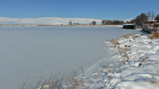 Termometreler eksi 21'i gösterdi, Hafik Gölü tamamen dondu