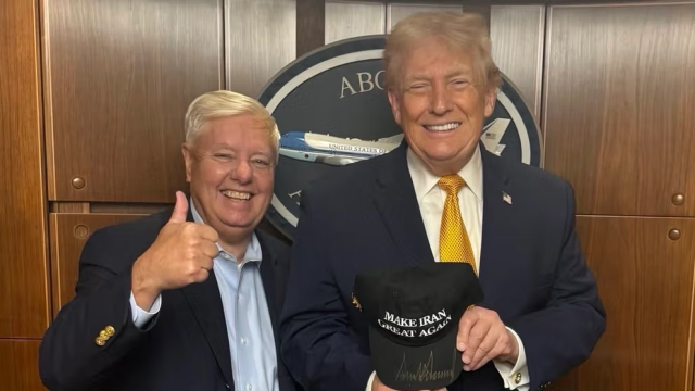 Trump'ın elindeki şapkada yer alan yazı ABD'yi karıştırdı