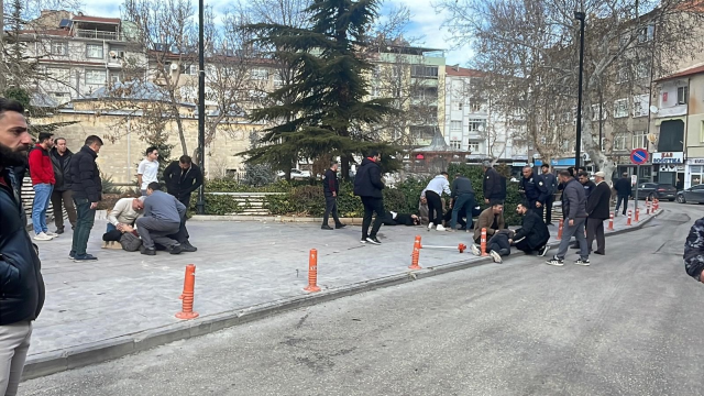 Baba ve 3 oğlunun silahlı saldırıya uğradığı anlar kamerada! Bir acı haber geldi