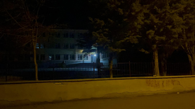 Okul bahçesinde babası darbedilen, kendisi de bıçaklanan çocuk hastaneye kaldırıldı