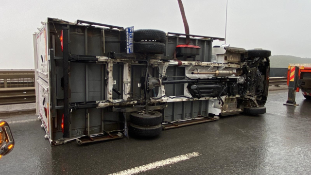 Rüzgarın şiddetine tonlarca ağırlıktaki araçlar bile dayanamadı: TIR'lar otoyolda devrildi