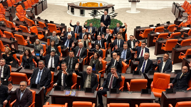 CHP'liler Meclis'te 'Emekli' nöbetinde! Özel'den destek geldi