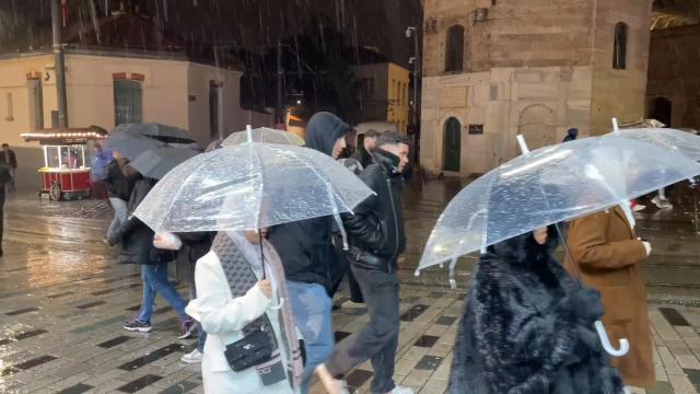İstanbul'a yağmur fena geldi! Sürücü bile şaştı kaldı