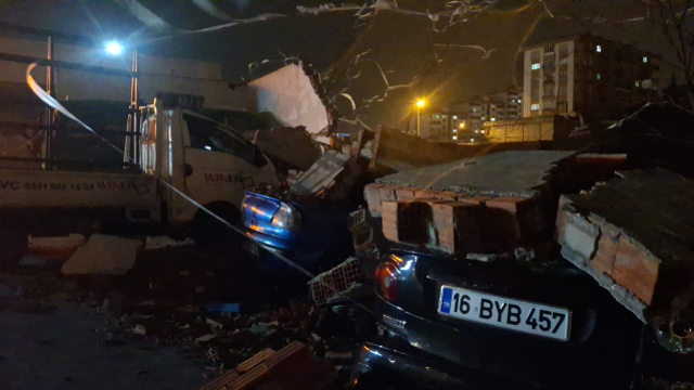 Bursa'da lodos duvarı devirdi, altında kalan 10 araç hasar gördü